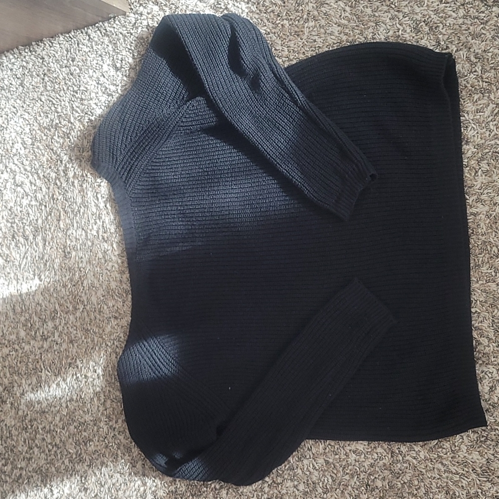 Lulu's V Back Sweater- black